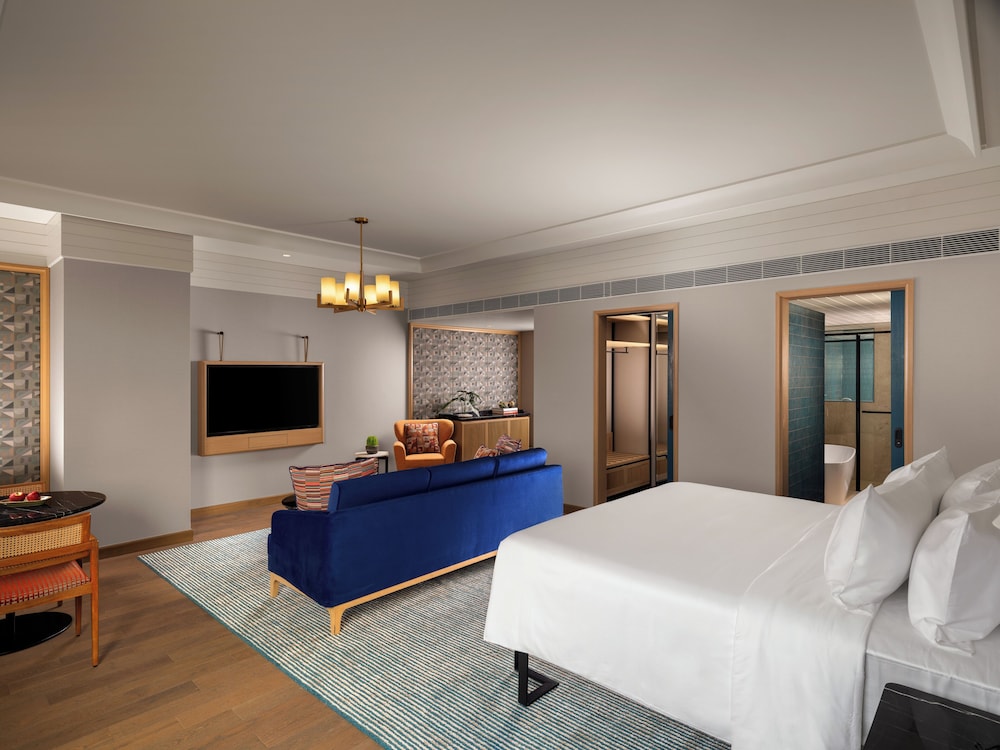 SUPERIOR SUITE WITH 1 KING BED - LOUNGE ACCESS WITH COCKTAIL HOURS & ONE WAY AIRPORT TRANSFER