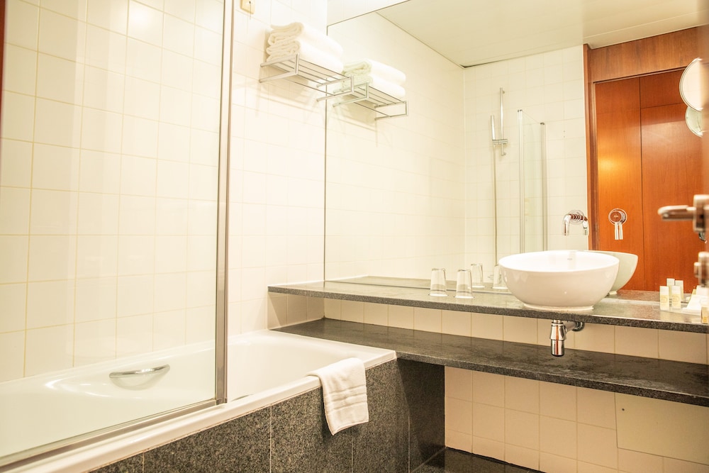 Standard Double or Twin Room - Photo 8
