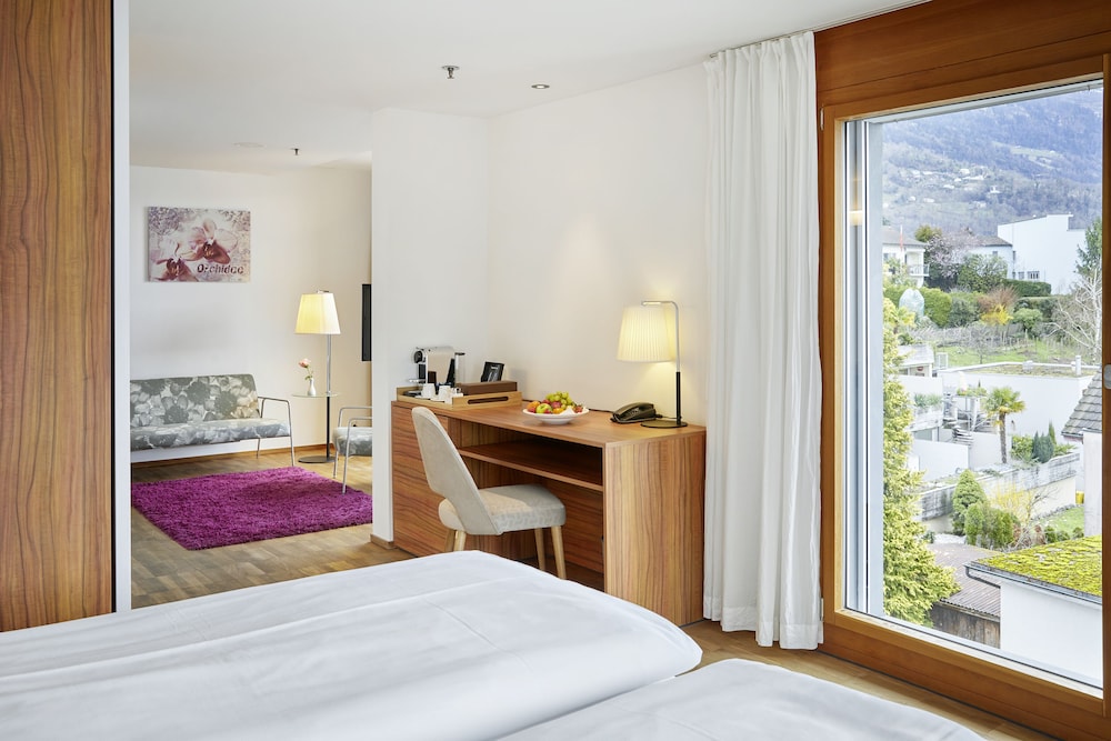 Junior Studio, 1 King Bed, Lake View photo 2
