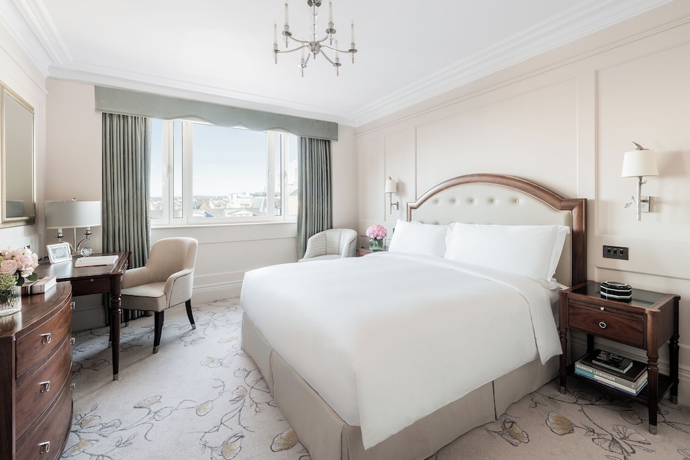 Superior Room (1 Queen Bed) photo 1