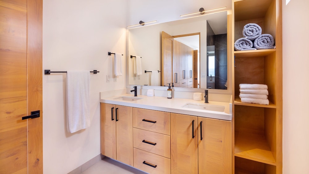 Premium Condo, 3 Bedrooms photo 2