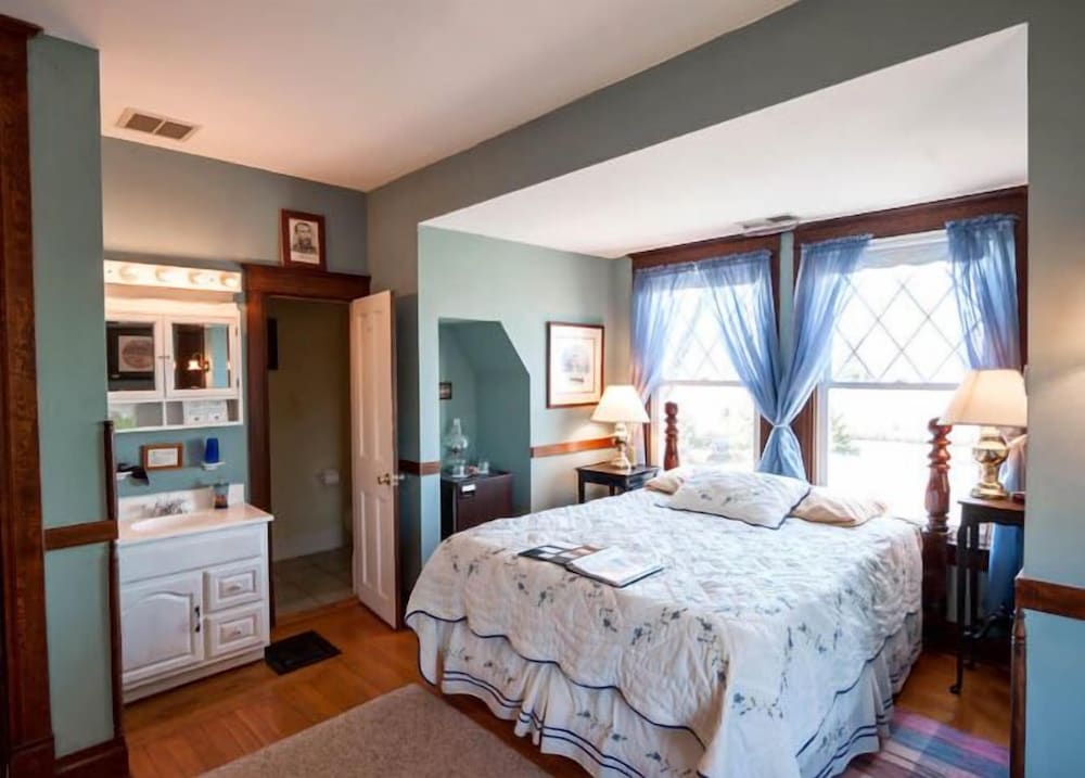 Room (Blue Ridge Room)
