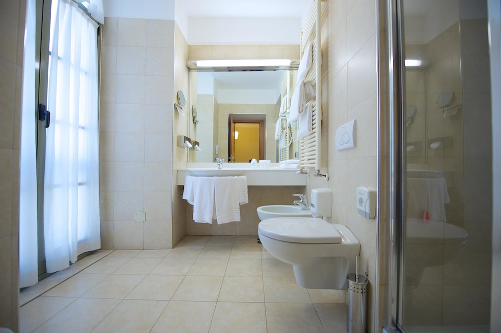Standard Room, 2 Twin Beds - Photo 9