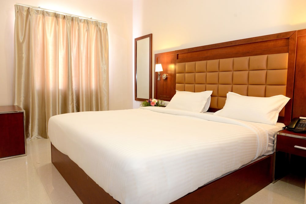 Luxury Suite, 1 Queen Bed, Smoking, Refrigerator photo 3