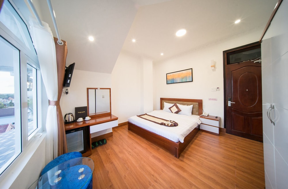 Deluxe Room with Window - Photo 10