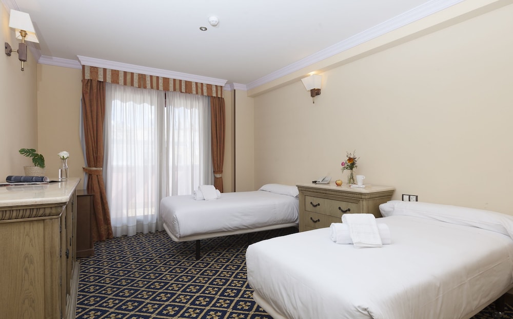 Standard Twin Room - Photo 4
