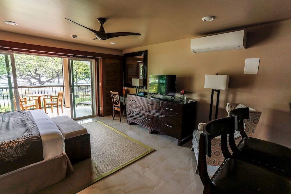 Luxury Studio Suite, 1 King Bed, Beach View, Oceanfront Pikake photo 3
