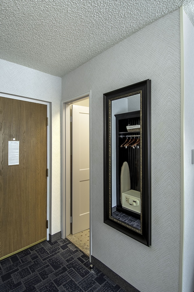 Standard Room, 1 King Bed, Non Smoking - Photo 2