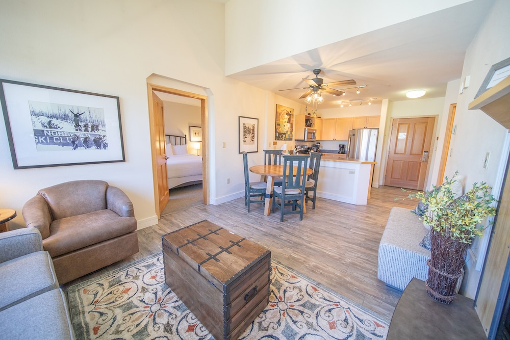 Design Condo, 2 Bedrooms, Fireplace, Resort View (Silver Mill 8307)