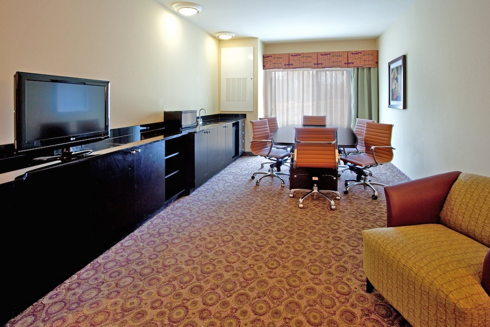 Suite, 1 King Bed with Sofa bed (Low Floor) photo 2