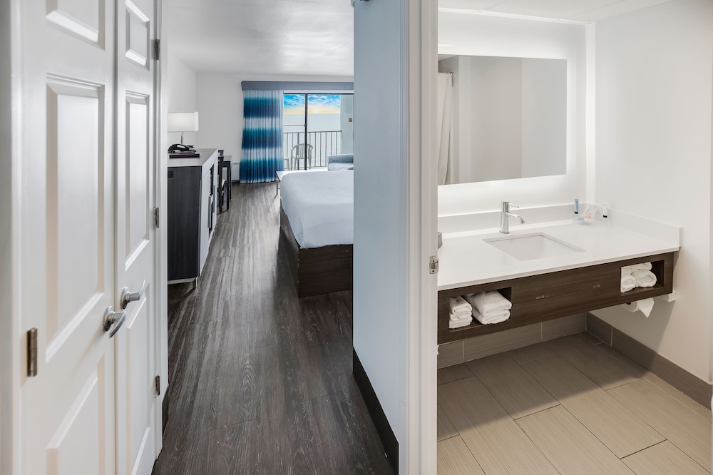 Standard Single Room, 1 King Bed, Ocean View(No Pets) photo 2