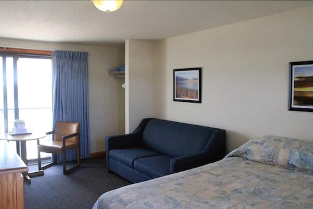 Beachfront One Room Efficiency (1 queen) photo 1
