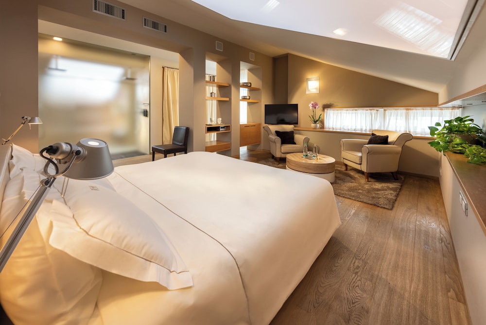 Panoramic Suite, 1 Queen Bed photo 2