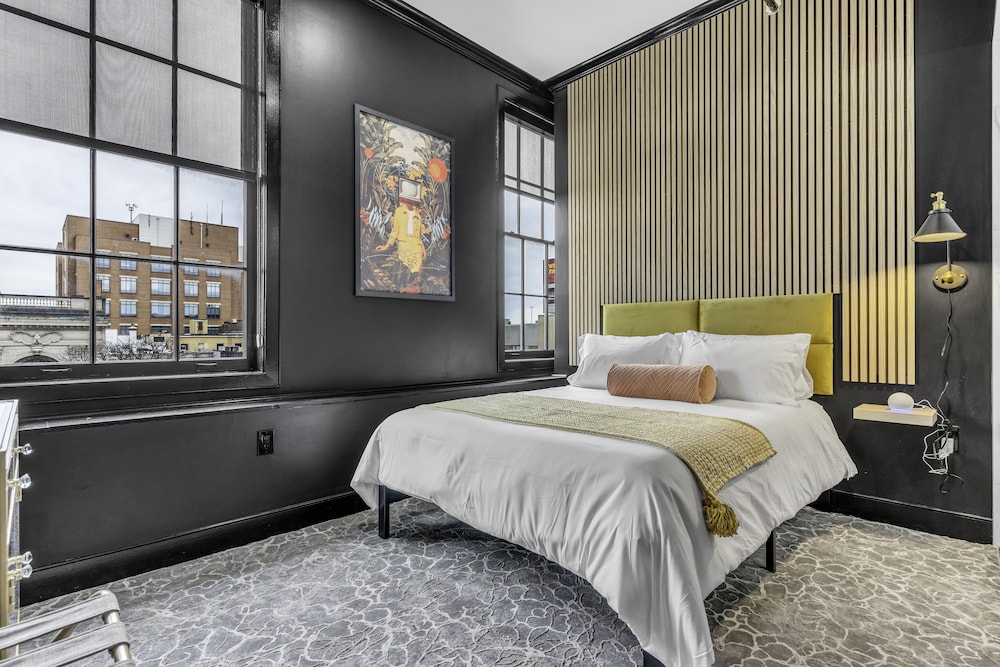 Deluxe Room, 1 Queen Bed, City View photo 1