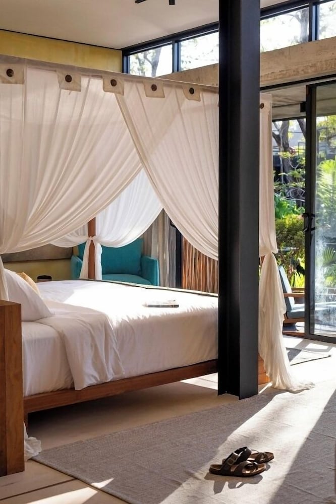 Watu Master Suite with Ocean View photo 2