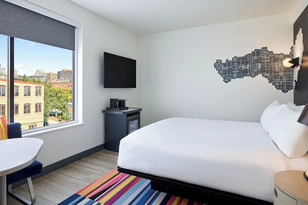 Deluxe Room, 1 King Bed, City View