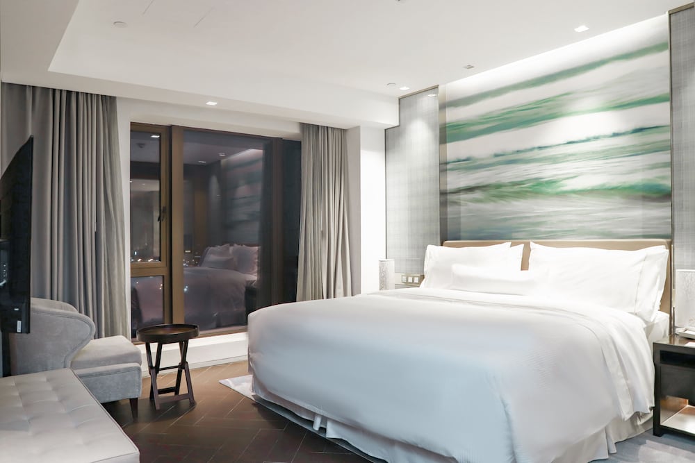 Executive Suite, 1 King Bed - Photo 2