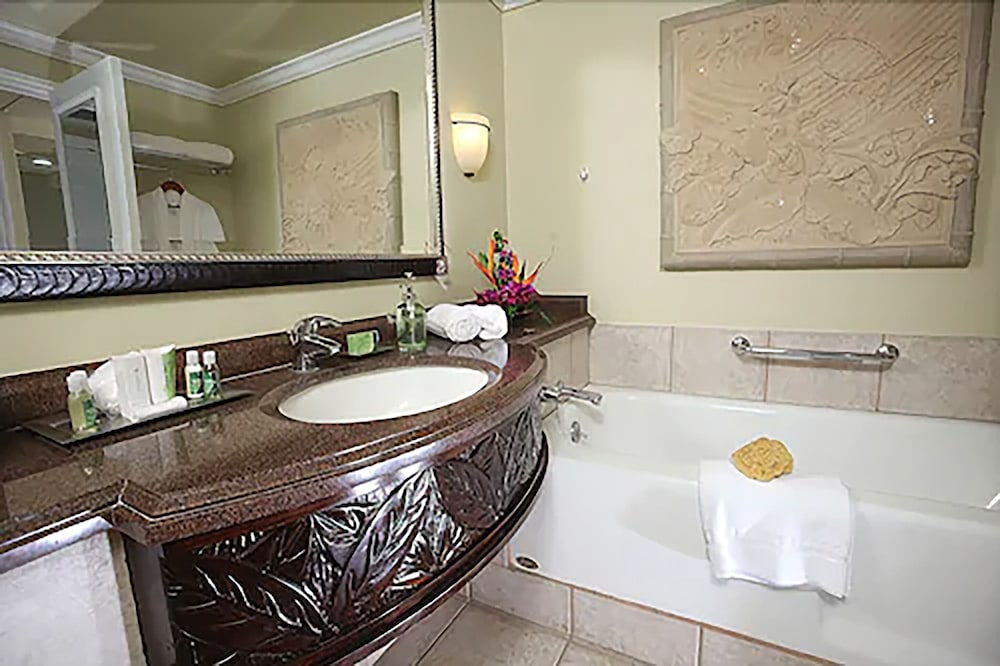 Deluxe Room, 1 King Bed, Oceanfront photo 3