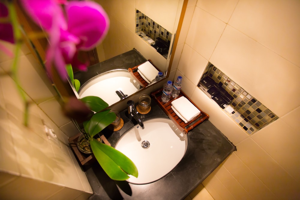 Deluxe Room, Pool Access photo 3