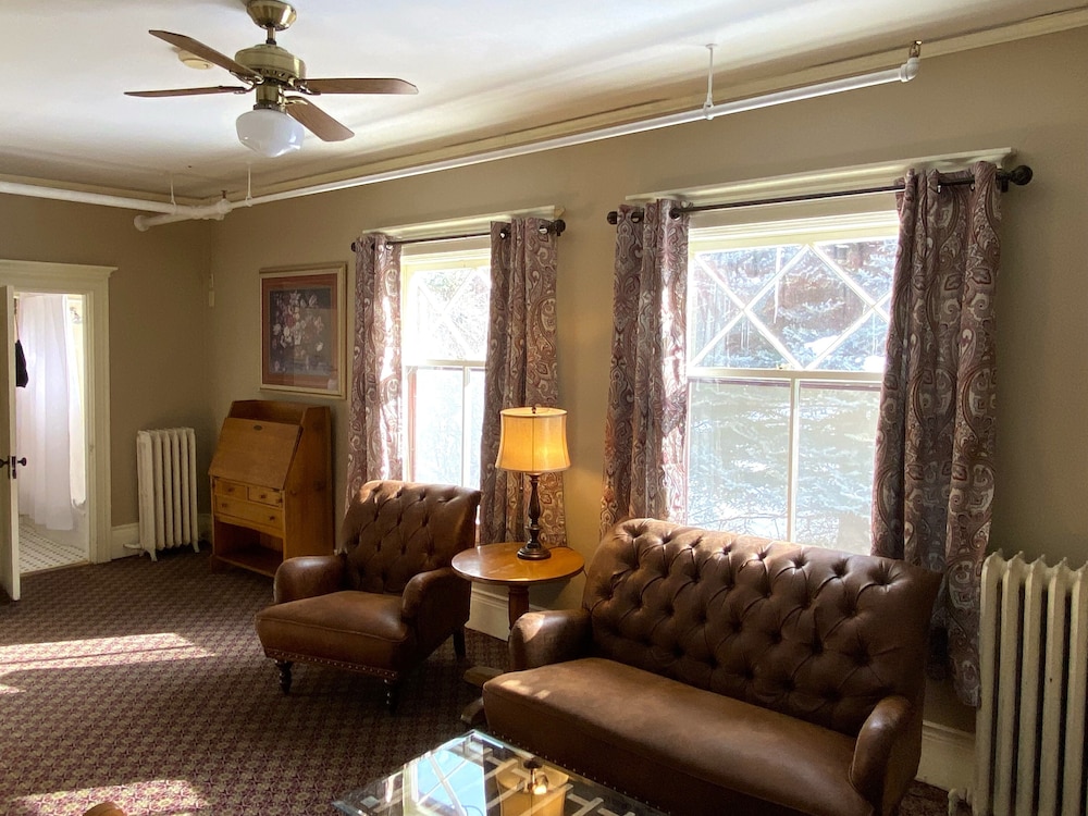 Deluxe Single Room, 1 Queen Bed, Mountain View photo 2