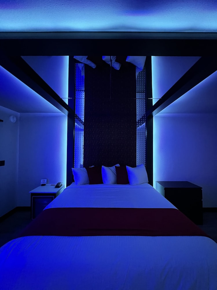 Deluxe King Bed Non-Smoking Honeycomb With Mirror Ceiling photo 2