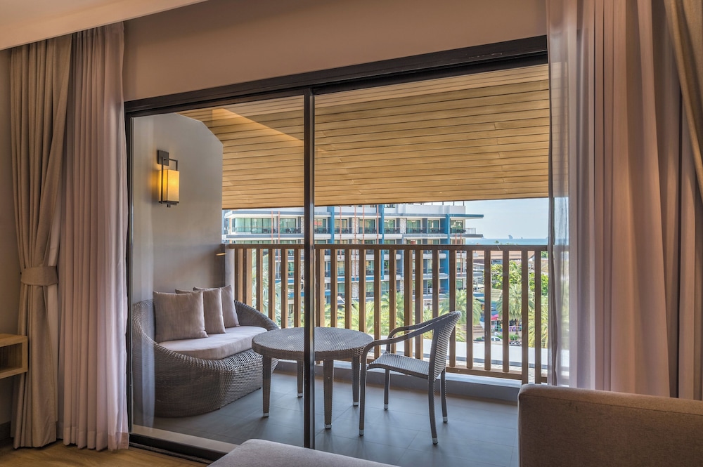 Family Suite, 1 King Bed, Balcony, Pool View photo 3