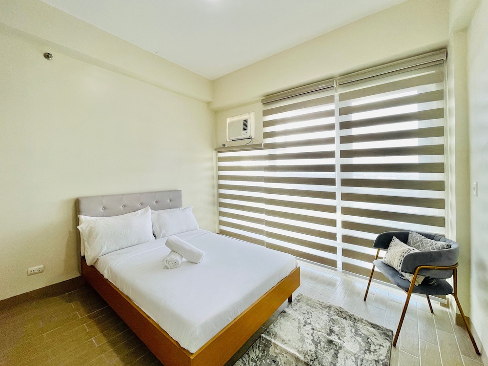 Signature Condo, 2 Bedrooms, Balcony, Pool View photo 1