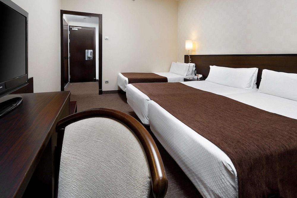 Double or Twin Room (2 Adults + 1 Child) photo 2