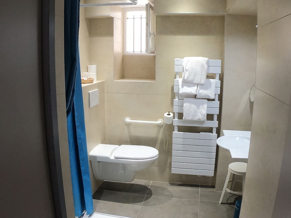 Standard Double or Twin Room, garden level - Photo 8