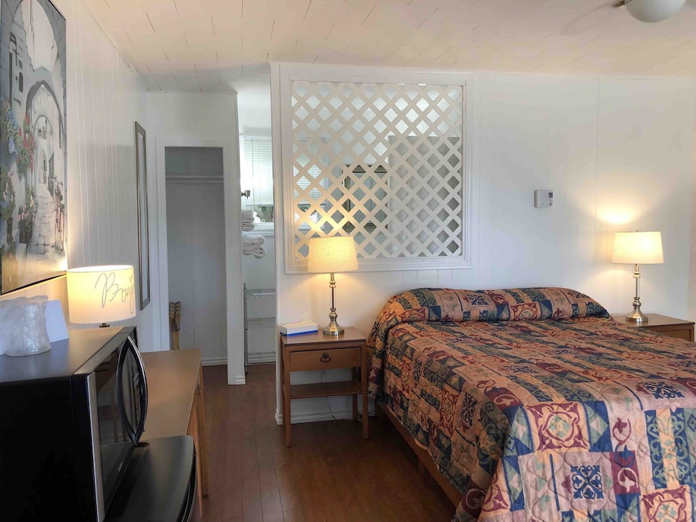 Motel 1 Queen Bedroom photo 2