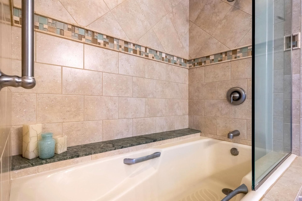 Condo, 2 Bedrooms, Balcony, Partial Ocean View (Kro-K302) photo 3