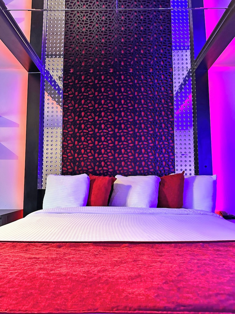 Deluxe King Bed Smoking With Mirror Ceiling photo 3