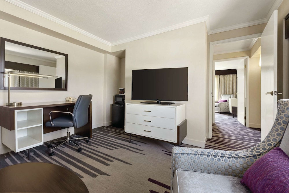 Suite, 1 King Bed - Photo 2