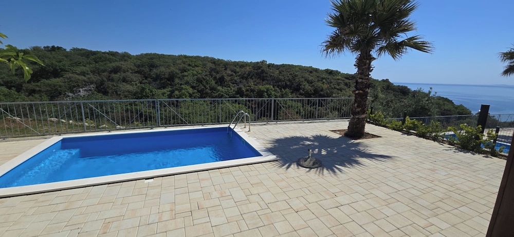 Deluxe Mobile Home, 2 Bedrooms, Private Pool, Sea View