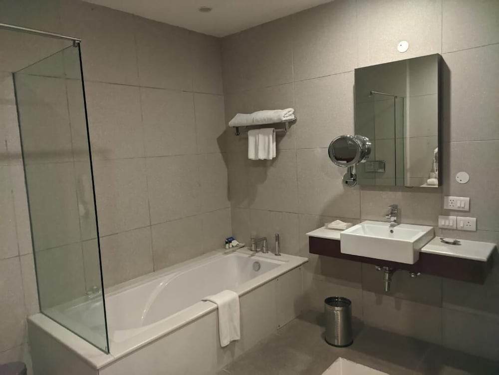 Junior Suite, 1 King Bed, City View (Junior Suite) - Photo 3