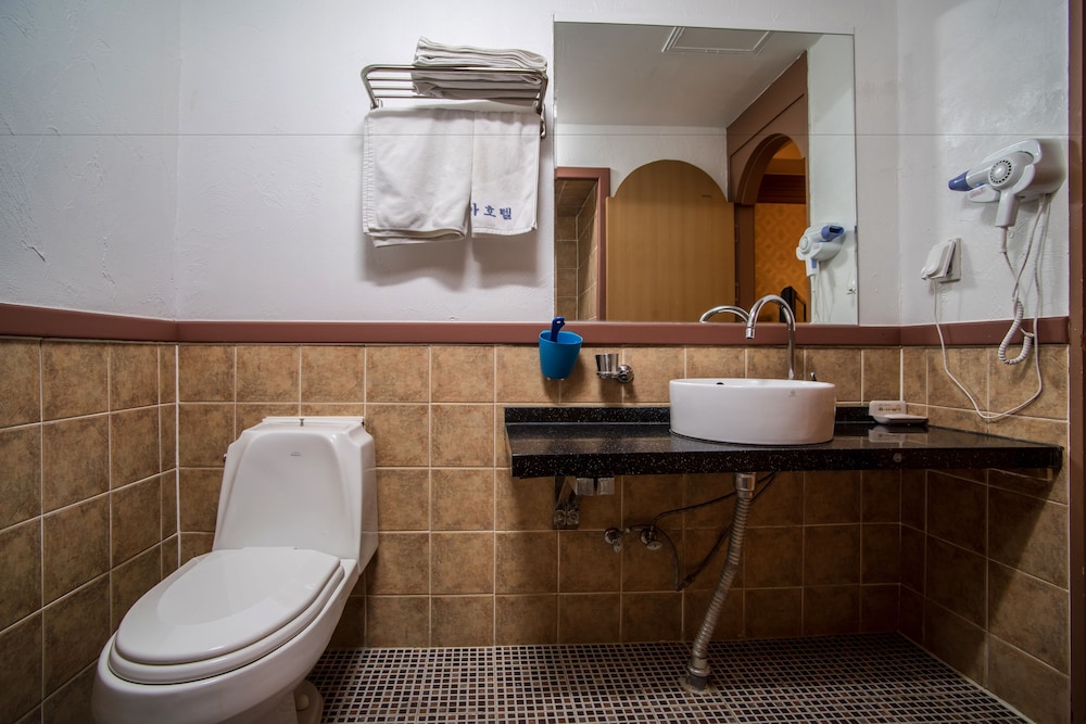 Standard Twin Room - Photo 6