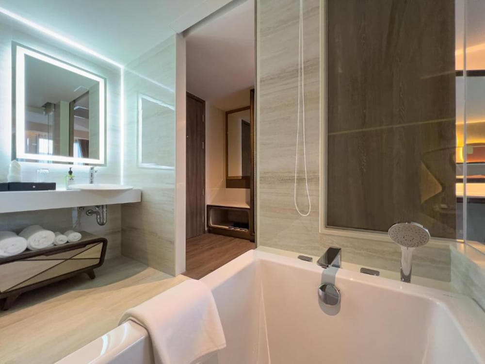 Premier King Bed Room - Photo 3