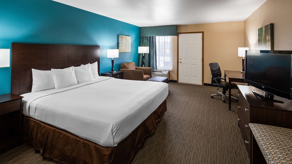 Standard Room, 1 King Bed, Non Smoking, Refrigerator & Microwave - Photo 1