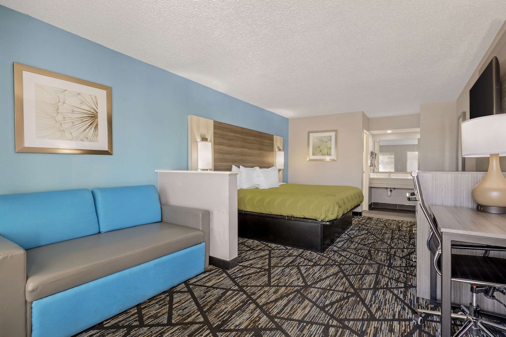 Standard Room, 1 King Bed, Non Smoking - Photo 5