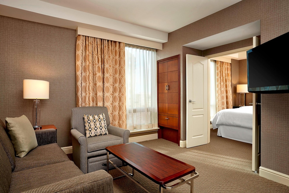 Executive Suite, 1 Bedroom - Photo 1