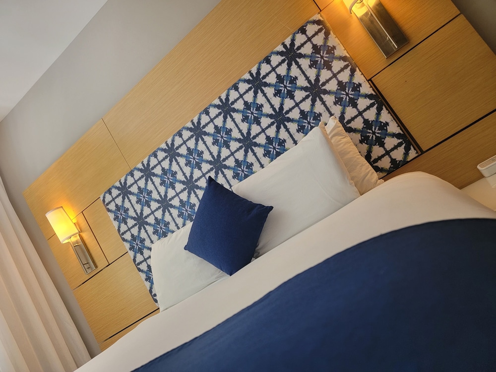 Deluxe Room, 1 King Bed - Photo 5