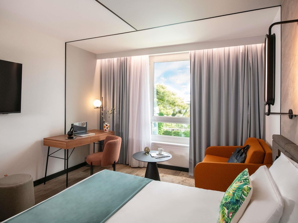 Executive Room, 1 King Bed with Sofa bed, Garden View photo 2