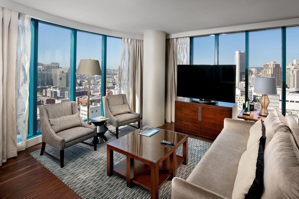 Suite, 1 Bedroom (West Side View)
