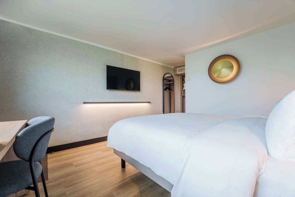 Standard Room, 1 Queen Bed - Photo 3