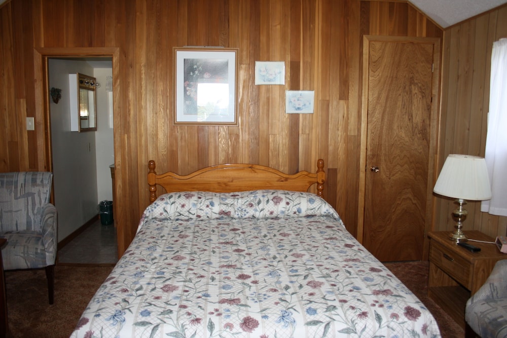 Economy Cabin, 1 Queen Bed photo 2