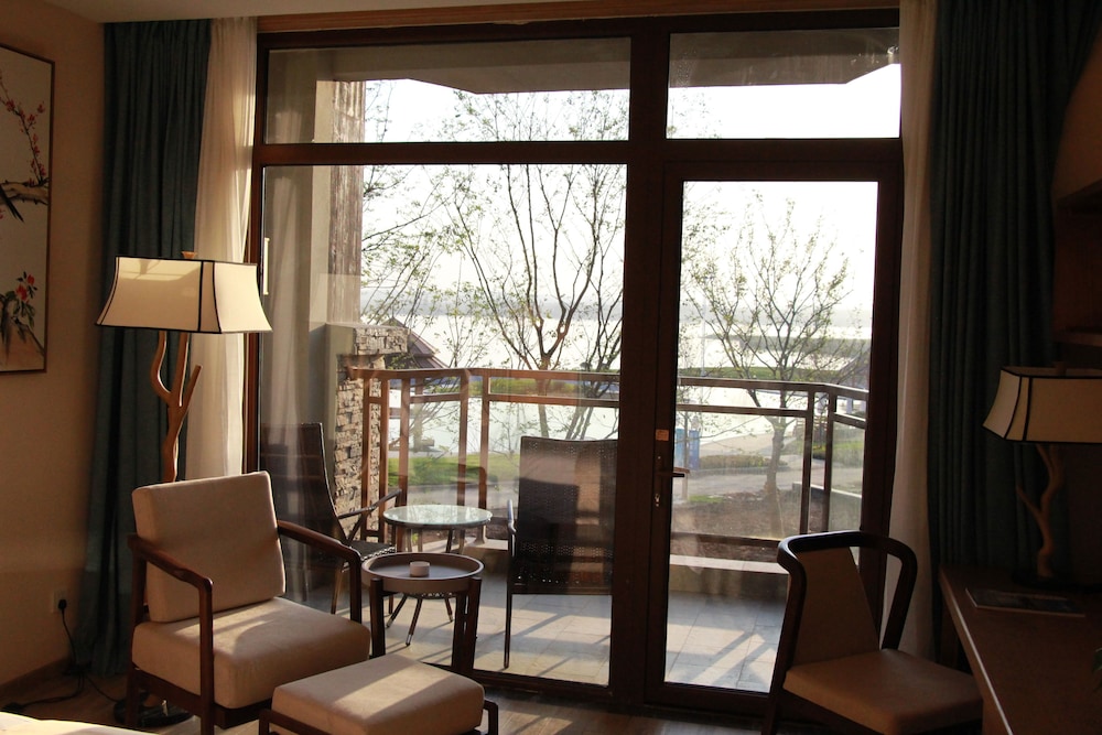 Deluxe Double or Twin Room with Lake View photo 2