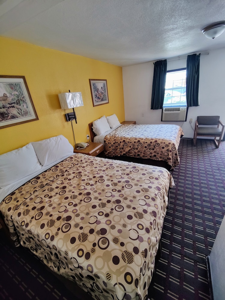 Standard Room, 1 Queen Bed photo 3