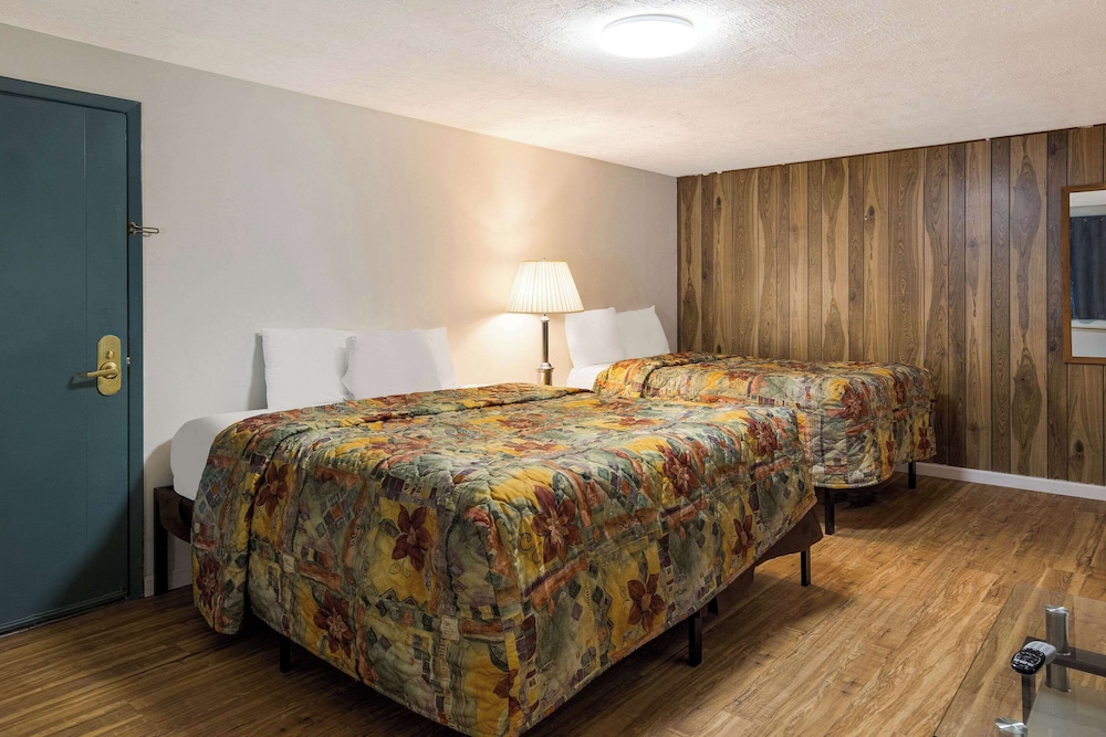 Standard Room, Multiple Beds, Non Smoking photo 1