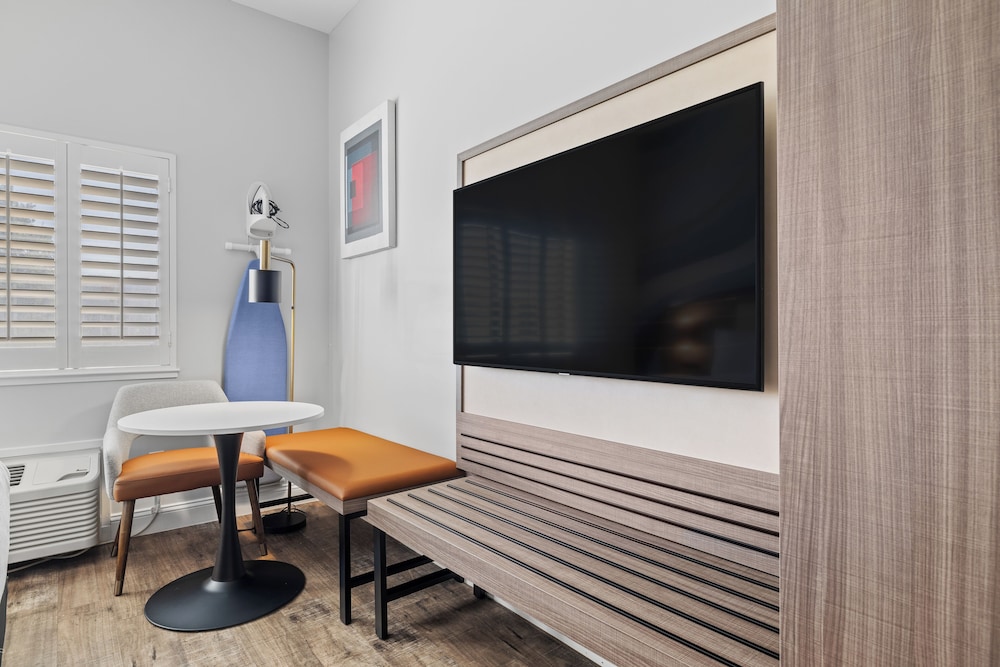 Standard Room, 1 Queen Bed, Accessible - Photo 4