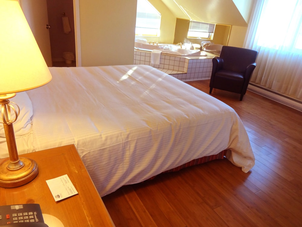 Signature Room, 1 King Bed, Jetted Tub, Hardwood Floor photo 2